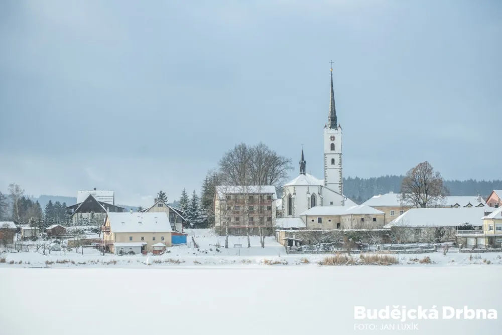 Na Lipně v pátek začala úprava bruslařské dráhy