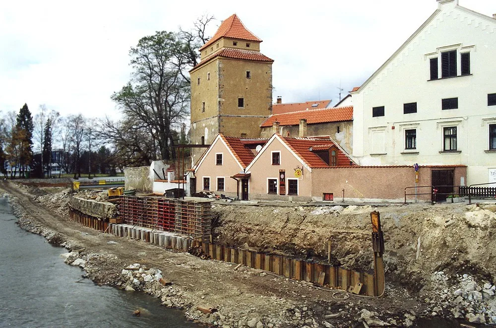 Stavba nového nábřeží u Železné panny po povodních v srpnu 2002.