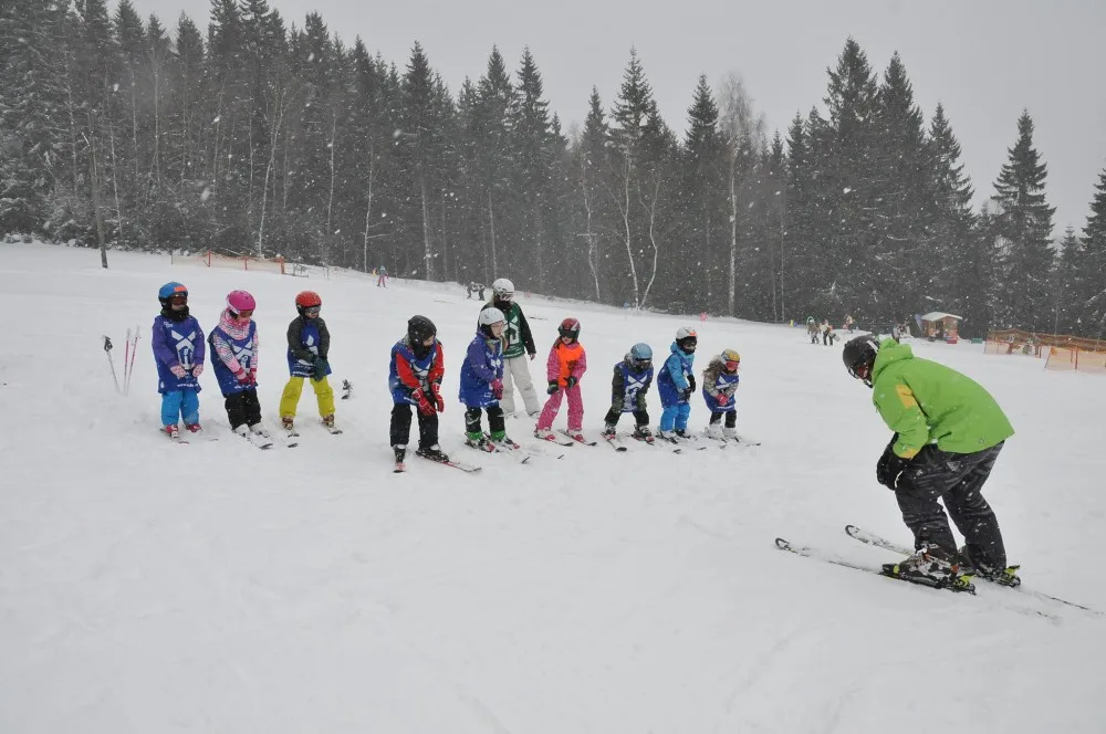 Dětská škola lyžování a snowboardingu pod vedením Jiřího Járy