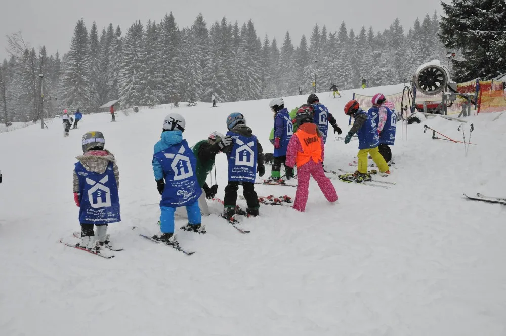 Dětská škola lyžování a snowboardingu pod vedením Jiřího Járy