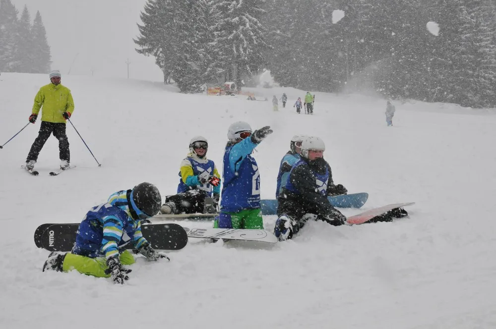 Dětská škola lyžování a snowboardingu pod vedením Jiřího Járy