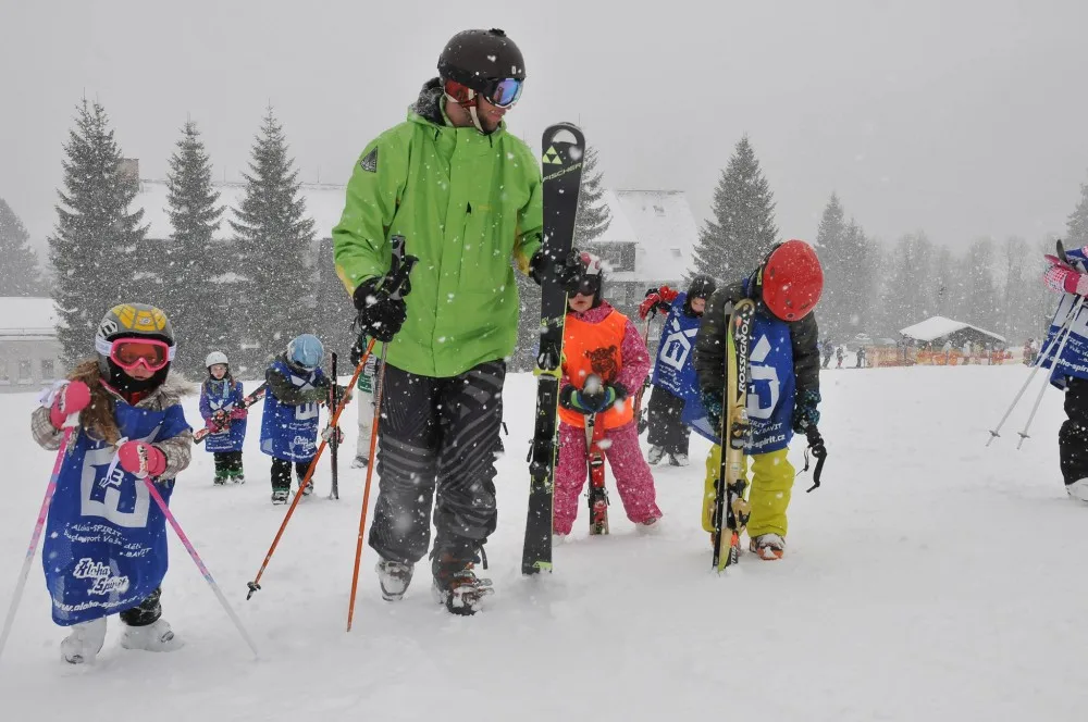 Dětská škola lyžování a snowboardingu pod vedením Jiřího Járy