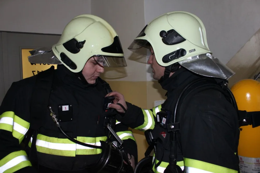 Před zásahem si hasiči zkotrolovali dozimetry. Průběžná kontrola se od nich očekávala i během akce