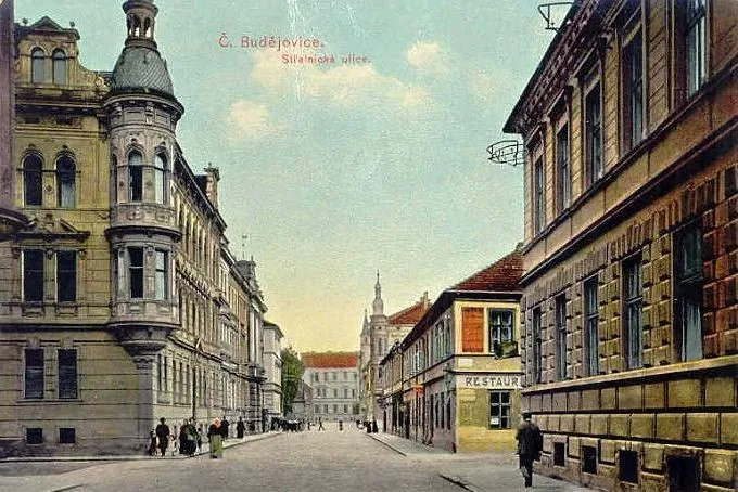 Třída 28. října kolem roku 1930 v pohledu od ulice Smetanovy k české reálce.