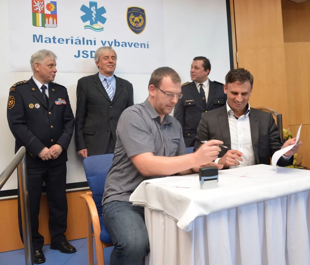Starosta Nové Pece Jakub Koželuh při podpisu darovací smlouvy.