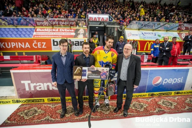 Mitch Fillman přebírá cenu pro vítěze ankety Sympaťák WSM ligy