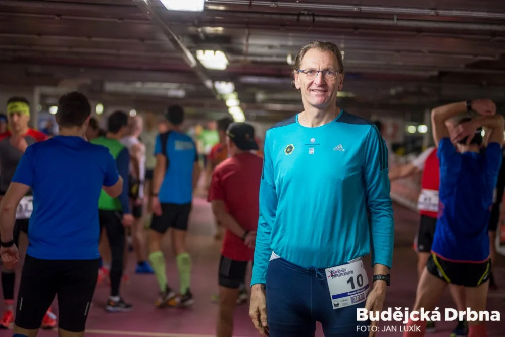 Jednatel Jihočeského klubu maratonců Miroslav Šimek na 10. ročníku Mercury Maratonu