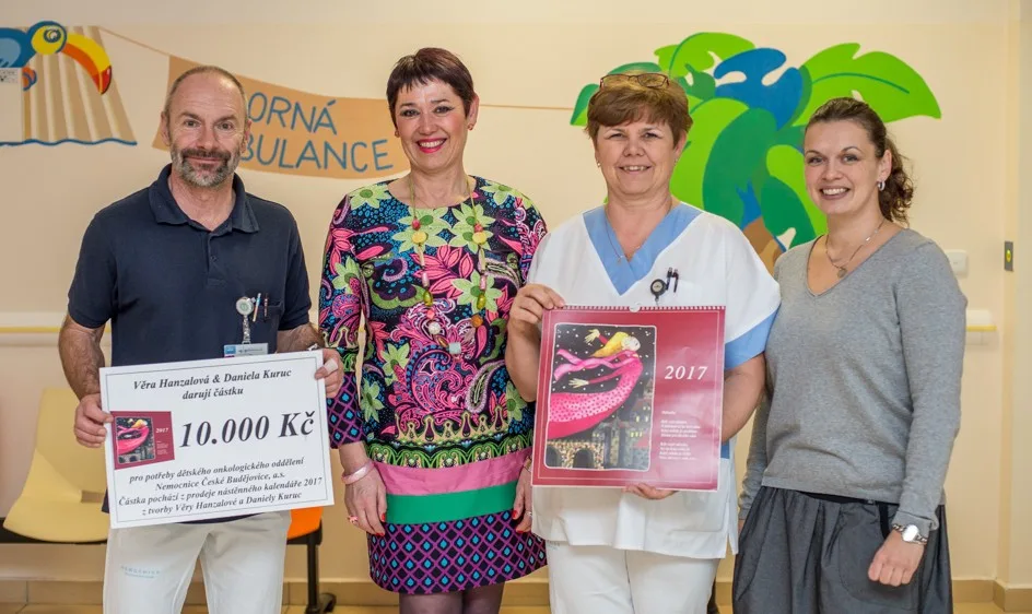 Básnířka Věra Hanzalová a malířka Daniela Kuruc věnovaly výtěžek z prodeje kalendáře dětské onkologii českobudějovické nemocnice.