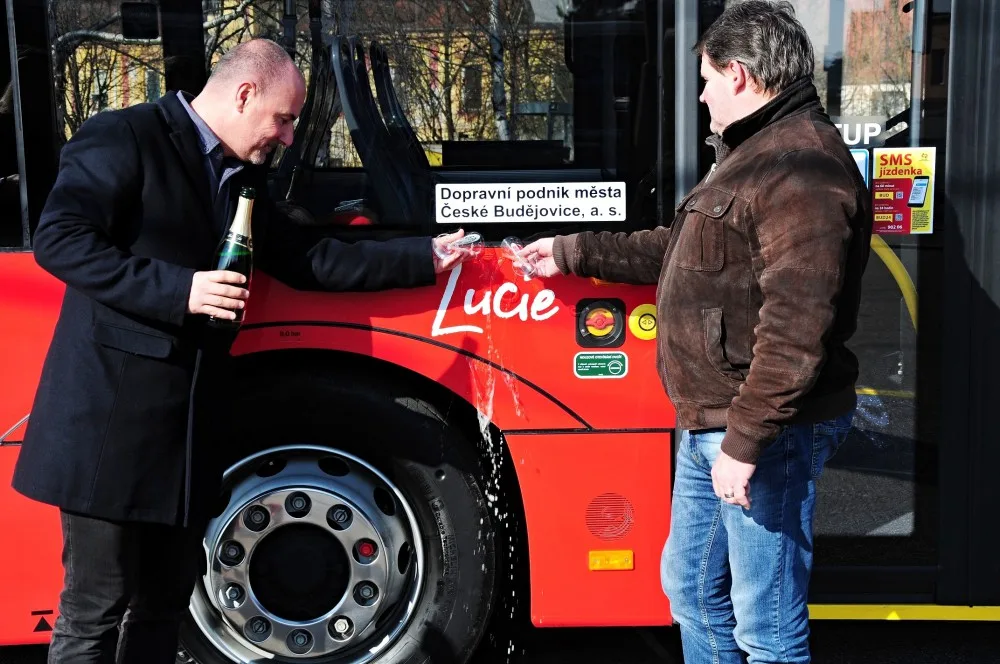 Křest Lucie, jejími kmotry jsou Viktor Lavička a Jan Kučera (zleva).