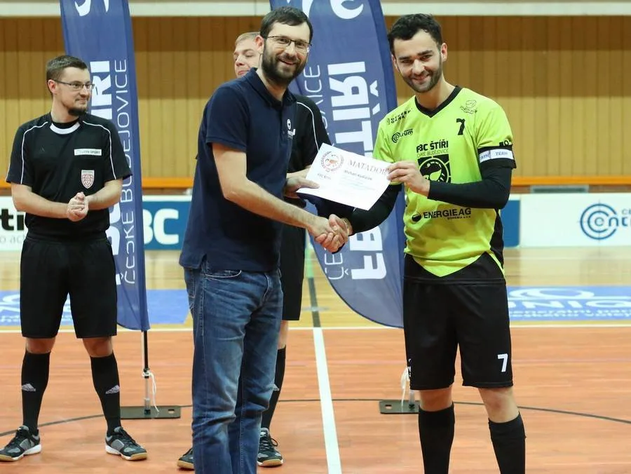 Michael Kudláček při předání ceny Matador od prezidenta klubu Jiřího Kratochvíla