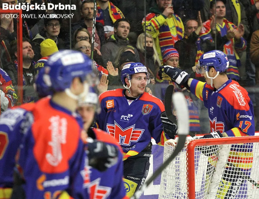 Luboš Rob přijímá gratulace svých spoluhráčů krátce po skončení zápasu