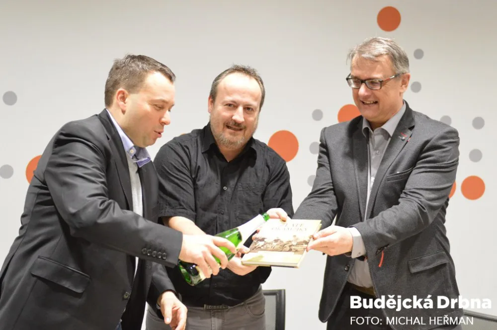 Zleva křtí knihu Radek Bílý, Michal Průcha a Zdeněk Zuntych