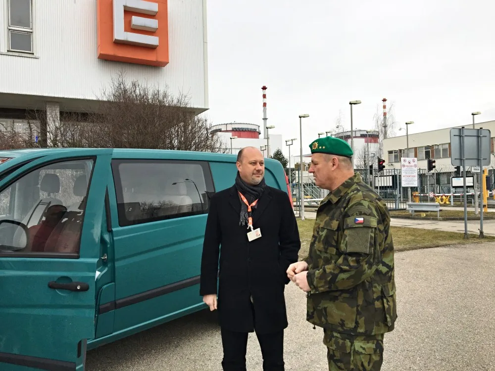 Klíčky od Mercedesu převzal ředitel Krajského vojenského velitelství Alois Urban od Romana Havlína, ředitele Bezpečnosti elektráren ČEZ.
