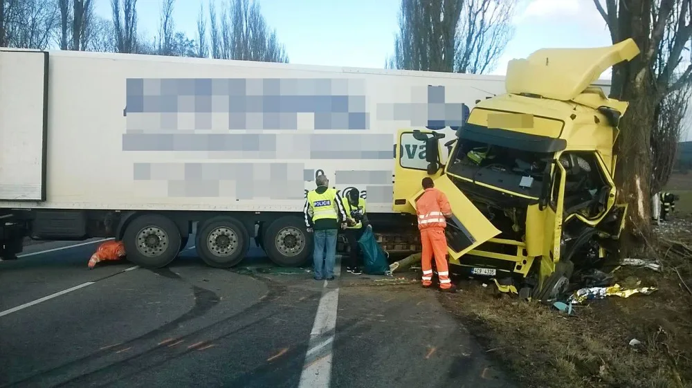 U Přešťovic na hlavním tahu ze Strakonic na Prahu 24. února narazil kamion do stromu.