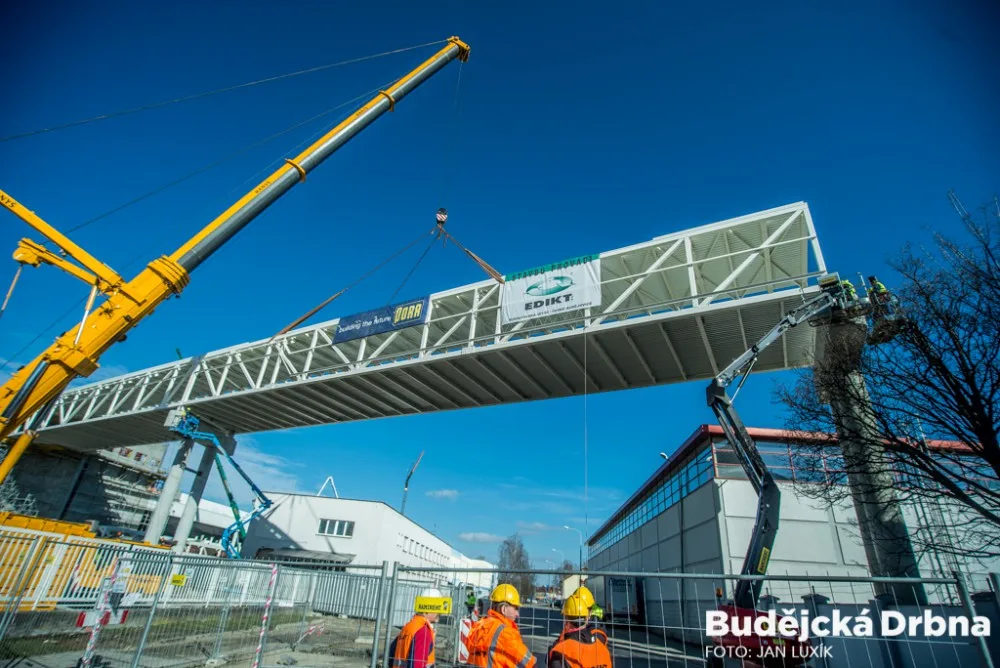 Instalace tubusu přepravní lávky Budějovického Budvaru přes Kněžkodvorskou ulici.