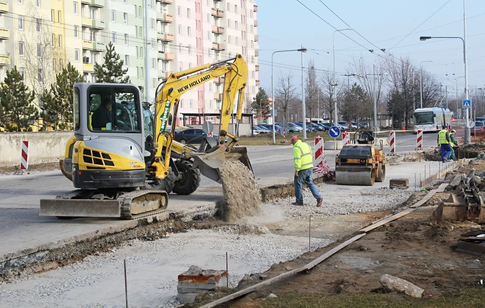 V ulici M. Horákové v sídlišti Máj v Českých Budějovicích se opravují zastávky MHD.