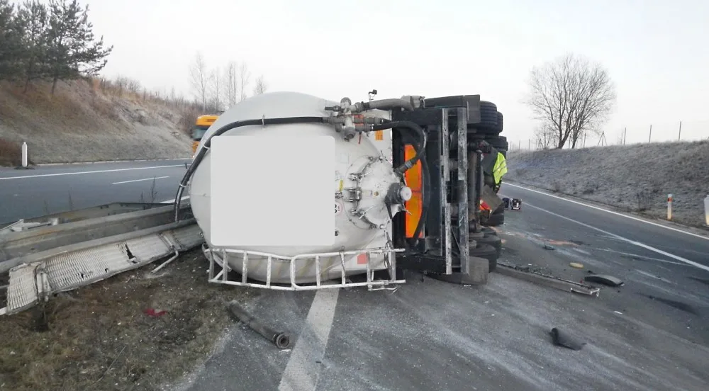 Převrácená cisterna na dálnici D3 u Tábora.