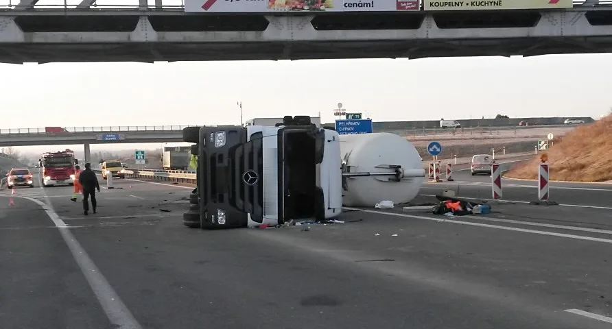 Převrácená cisterna na dálnici D3 u Tábora.