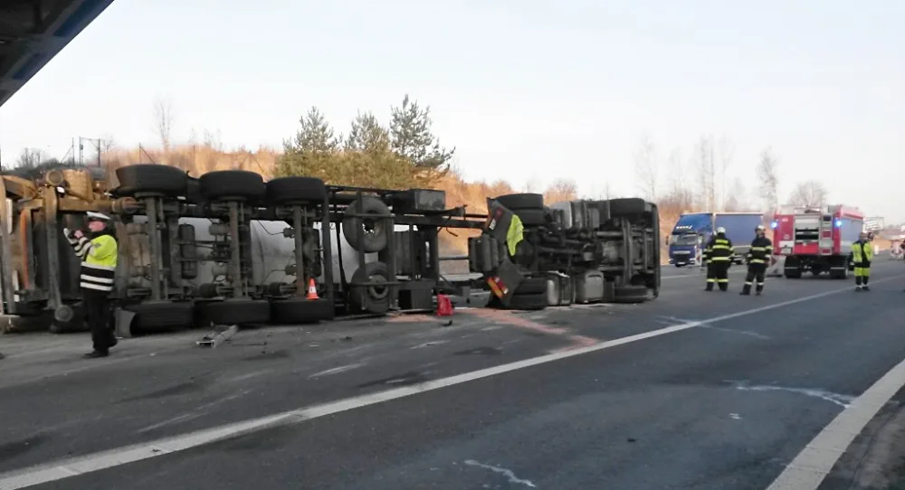 Převrácená cisterna na dálnici D3 u Tábora.
