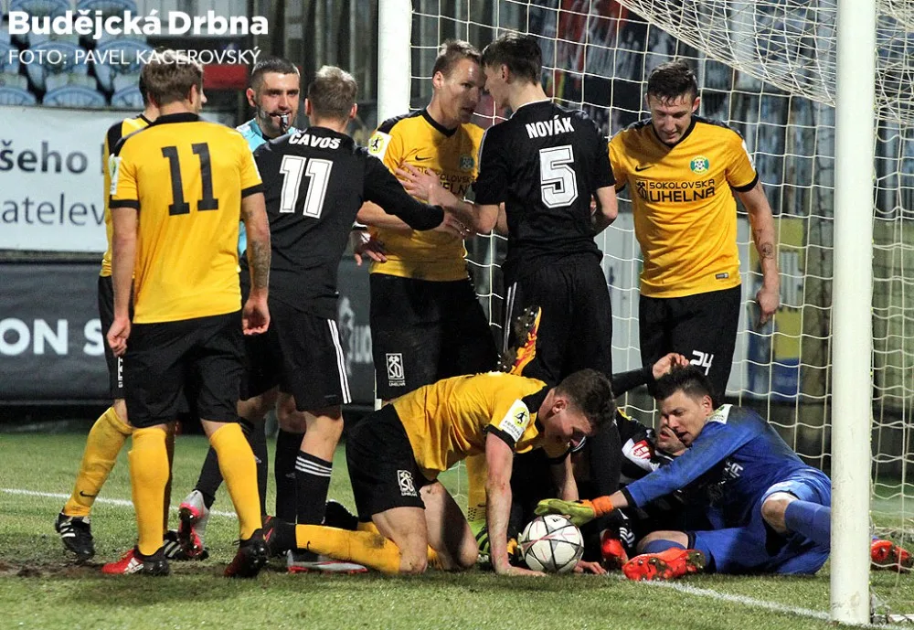 Závěr utkání připomínal spíše ragby, branka z tohoto závaru ale nepadla