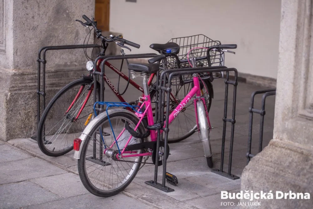 Nové stojany na kola před radnicí v Českých Budějovicích.