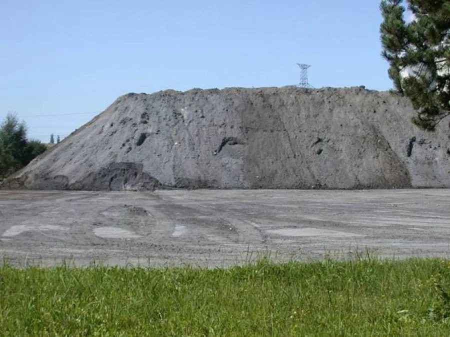 Hromady sypkého materiálu v provozu společnosti Quail.