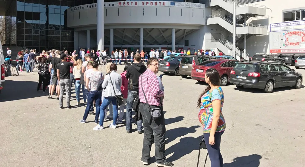 O vstupenky na páteční barážové utkání je obrovský zájem.