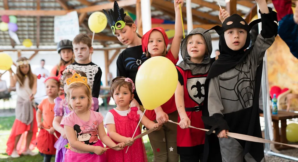 Dětský karneval pod širým nebem ve Vidově.
