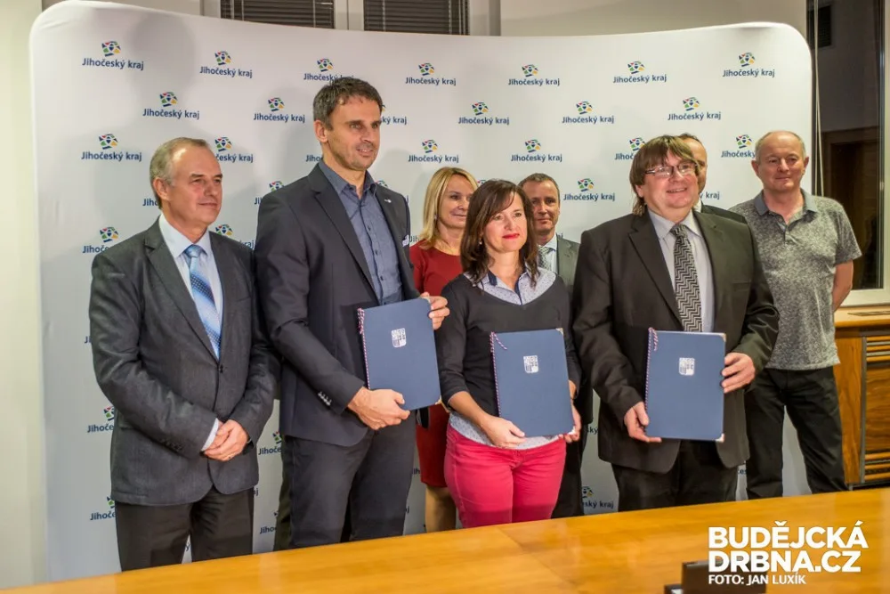 Zleva drží koaliční smlouvu Jiří Zimola, Radka Maxová a Pavel Hroch