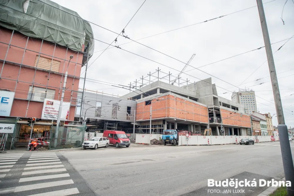 Propojovací mosty mezi stávající a novou budovou IGY nad Pekárenskou ulici.
