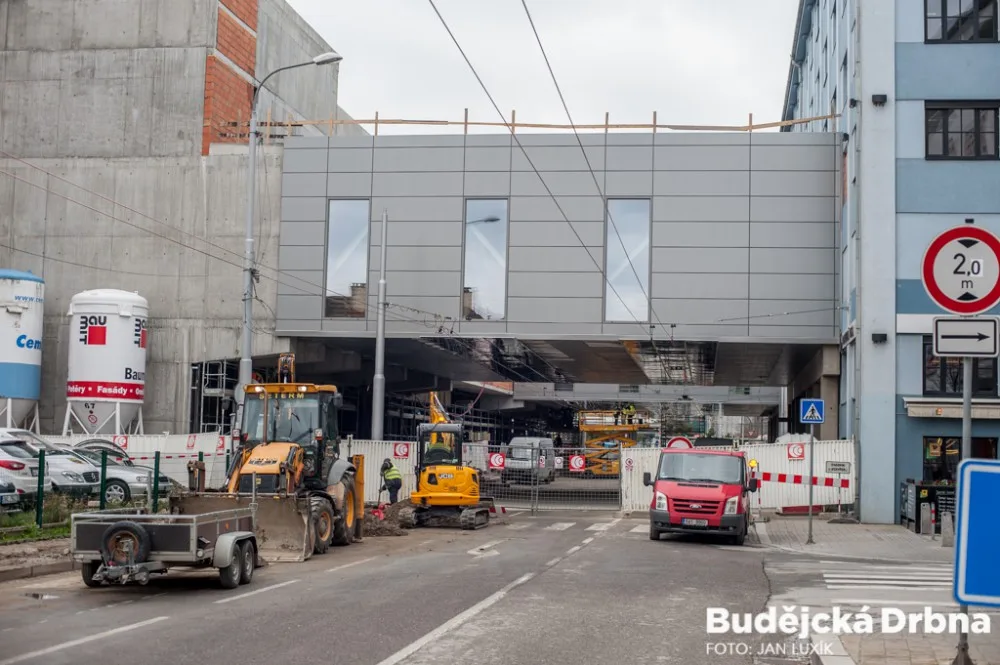 Propojovací mosty mezi stávající a novou budovou IGY nad Pekárenskou ulici.