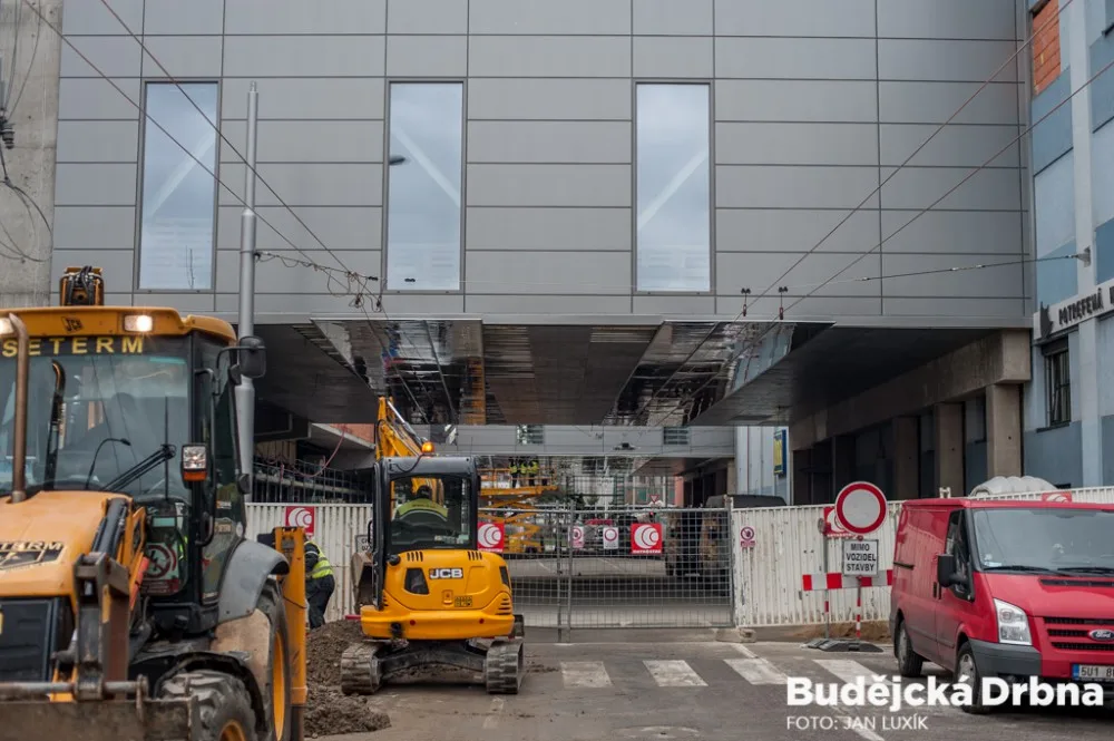 Propojovací mosty mezi stávající a novou budovou IGY nad Pekárenskou ulici.