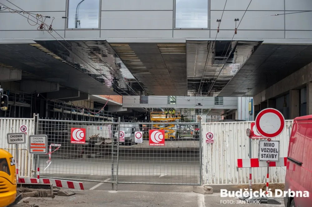 Propojovací mosty mezi stávající a novou budovou IGY nad Pekárenskou ulici.
