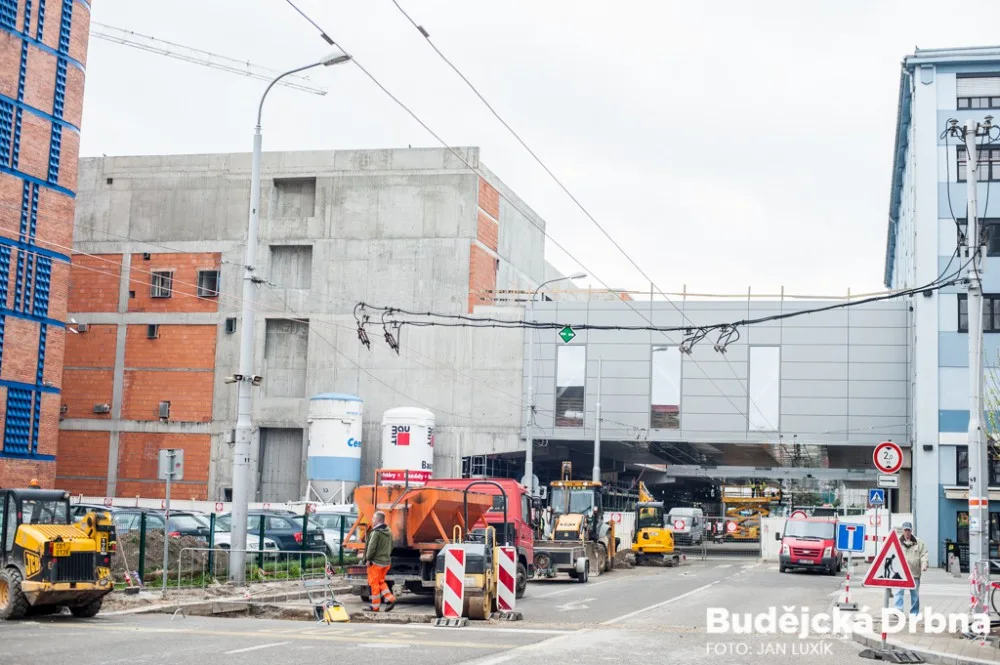 Propojovací mosty mezi stávající a novou budovou IGY nad Pekárenskou ulici.