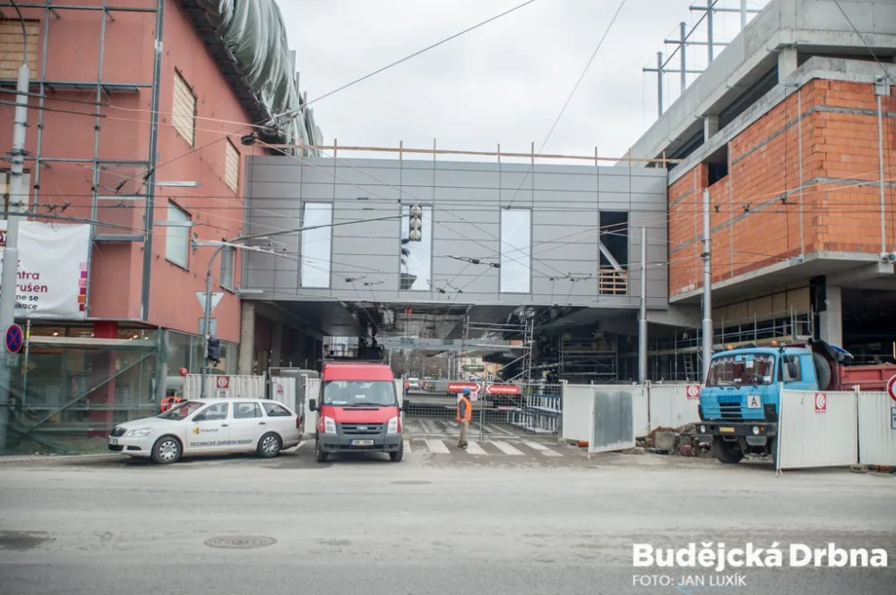 Propojovací mosty mezi stávající a novou budovou IGY nad Pekárenskou ulici.