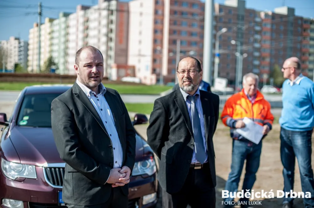 Zahájení stavby propojení dvou největších sídlišť v Českých Budějovicích, Máje a Vltavy. Na snímku jsou náměstek hejtmana pro dopravu Jan Kubík a náměstek primátora Petr Holický (zleva).