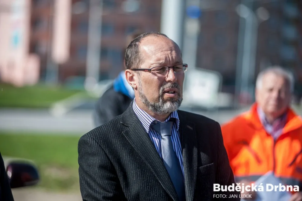 Zahájení stavby propojení dvou největších sídlišť v Českých Budějovicích, Máje a Vltavy. Na snímku je náměstek primátora Petr Holický.
