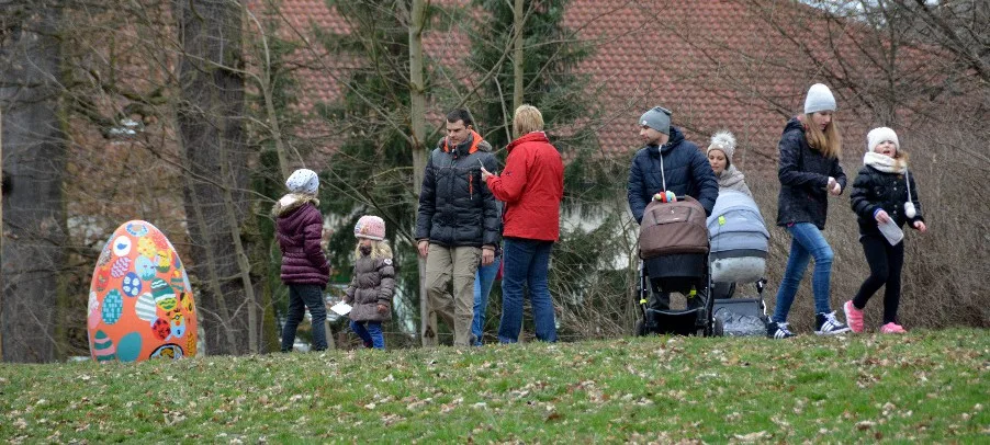 Putování za obřími kraslicemi v Hluboké nad Vltavou.