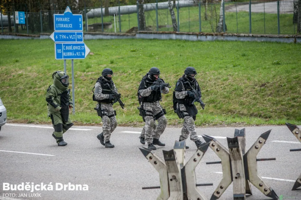 Čtyři dny cvičily dvě stovky vojáků, policistů a specialistů společnosti ČEZ ochranu Jaderné elektrárny Temelín proti teroristickému útoku.