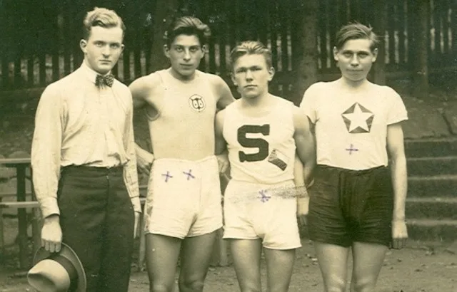 Karel Nedobitý (druhý zprava).