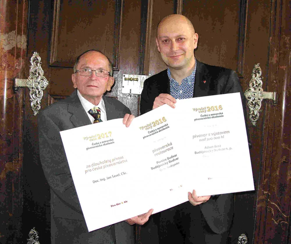 Výroční ceny za rok 2016 získali sládek Budějovického Budvaru Adam Brož (vpravo), vedoucí výzkumu a vývoje Budějovického Budvaru Jan Šavel a pivnice Budvar.