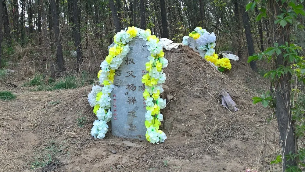 Hroby předků jsou pečlivě uklizeny a vyzdobeny. Hroby, které jsou mimo oficiální hřbitovy, je možné nalézt v okrajových čtvrtích Pekingu. Většinou jsou na velmi zanedbaných místech a jednou za rok jsou ozdobeny umělými květinami.