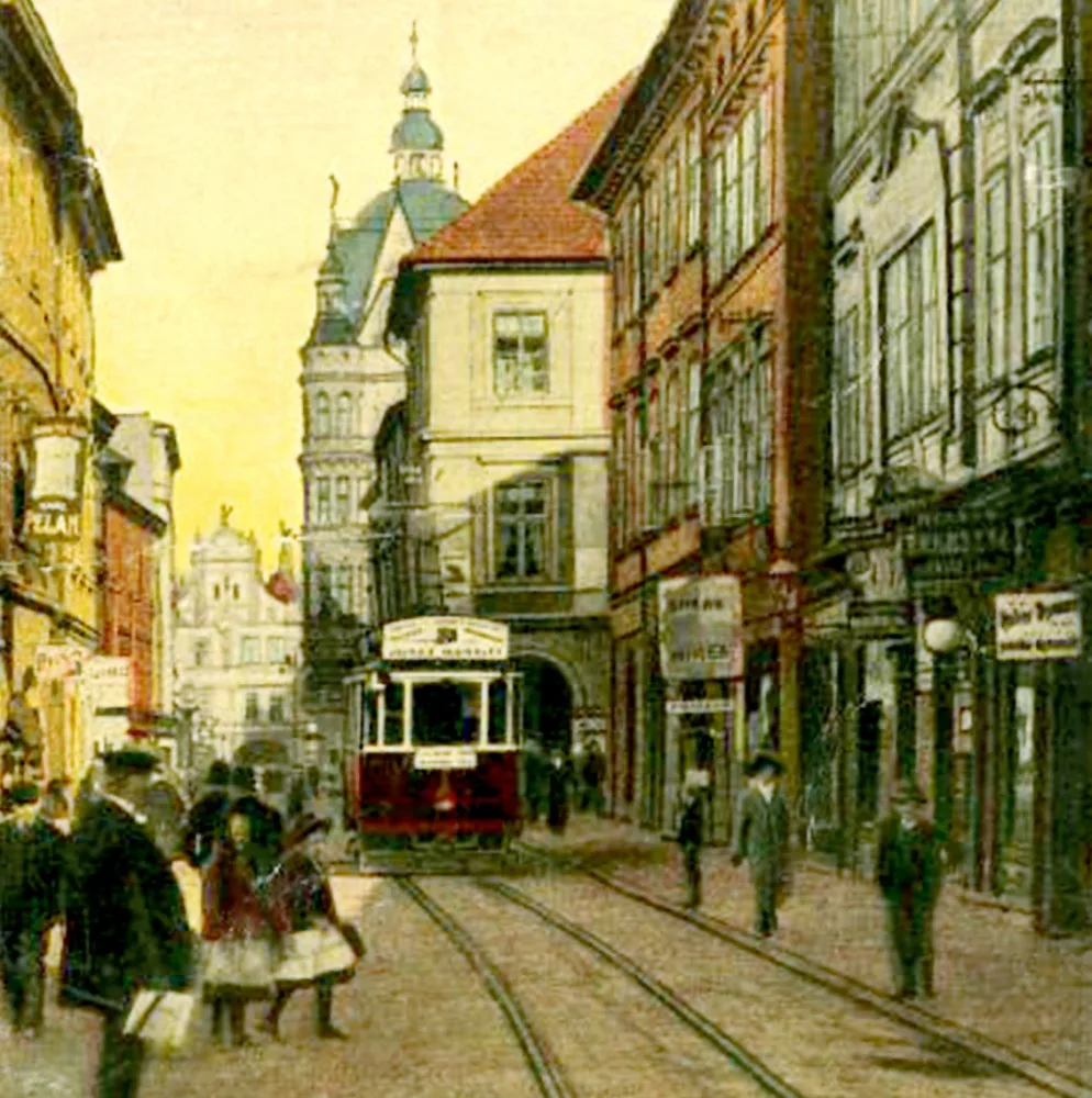 Divadelní ulice (dnes ulice Dr. Stejskala) v roce 1911 v záběru směrem k náměstí.