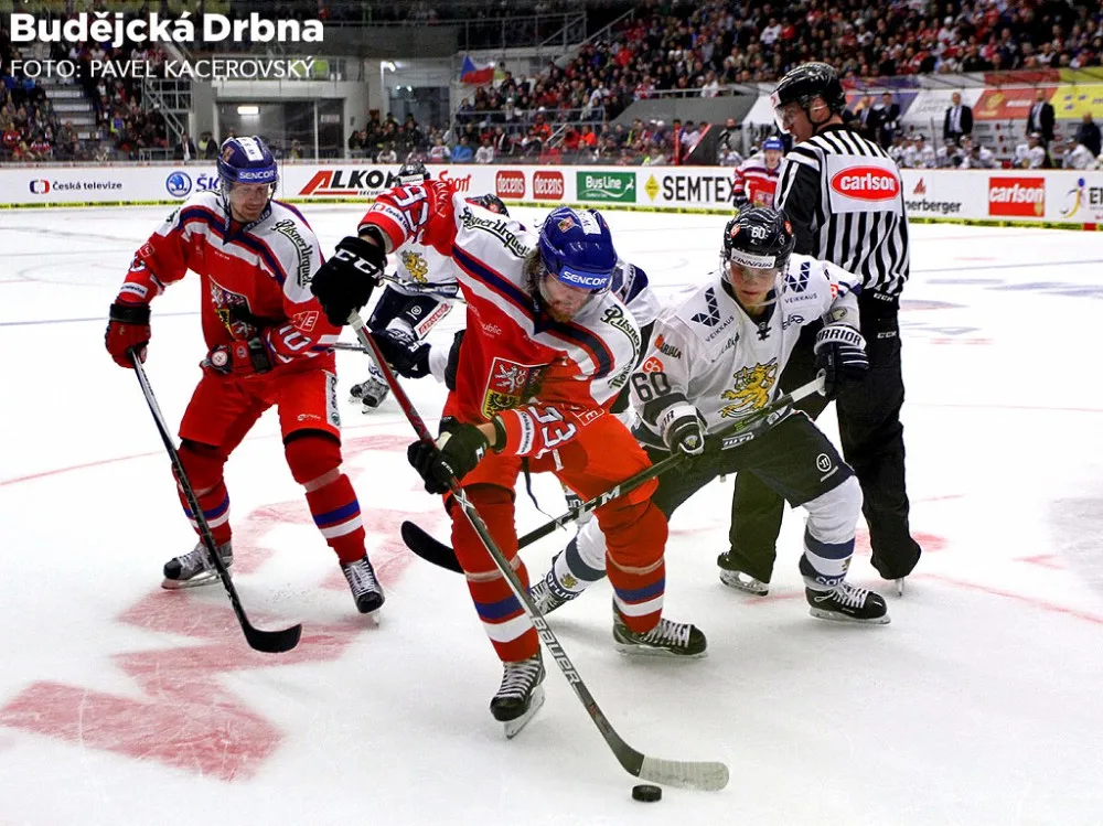 Hvězdy na budějckém ledě! Jakub Voráček s Romanem Červenkou před finským bekem Honkou