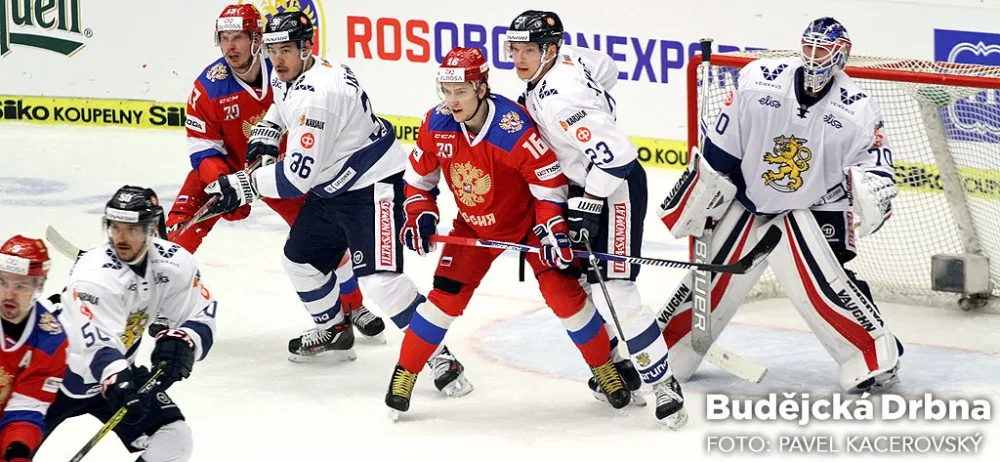 Sergej Plotnikov číhá před finskou brakou, pečlivě střežený Joonasem Kemppainenem
