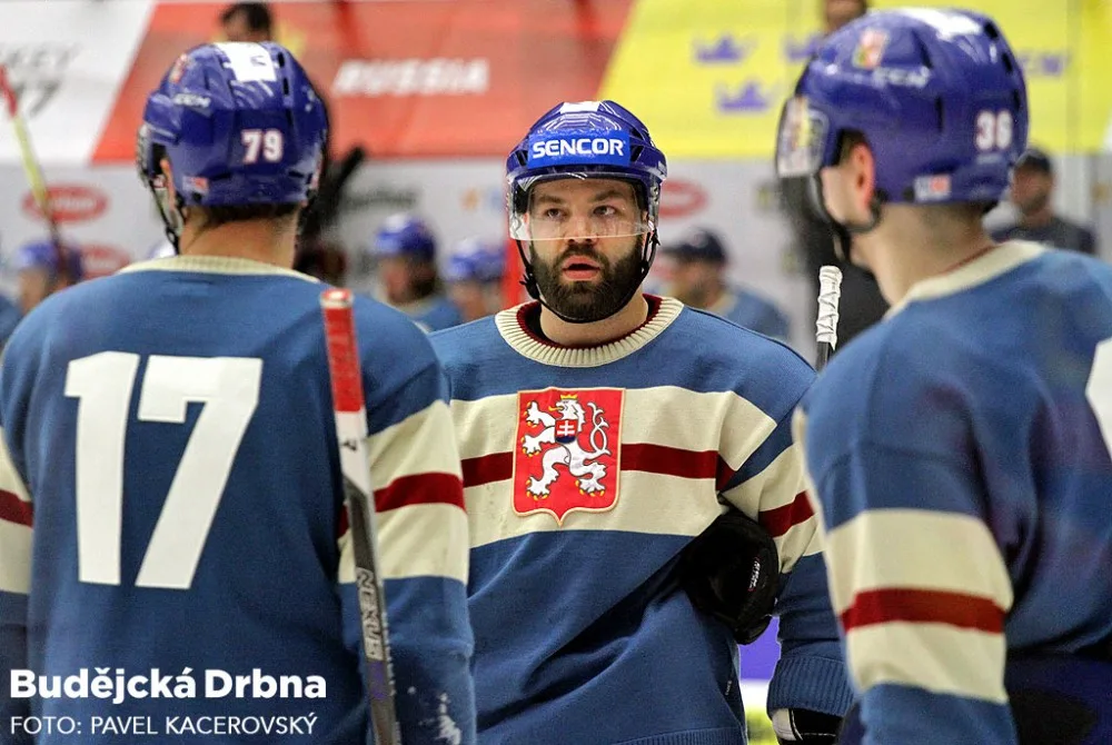 Česká reprezentace odehrála první třetinu v retro svetrech mistrů světa z roku 1947. Na snímku Radko Gudas