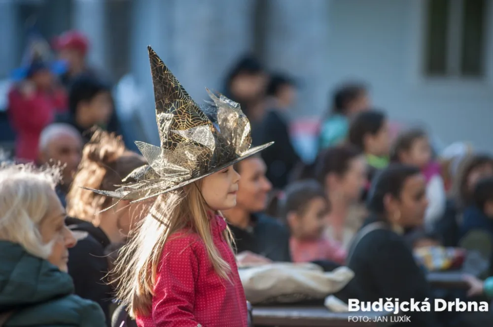 Slet čarodějnic před českobudějovickou Slavií.