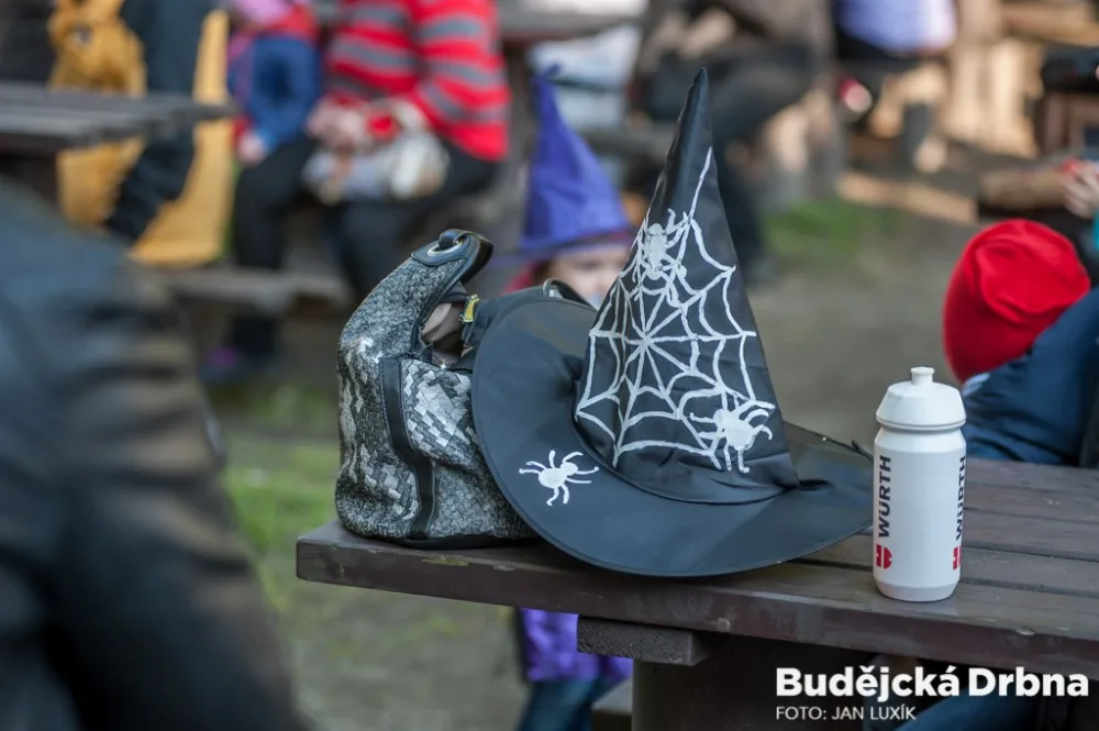 Slet čarodějnic před českobudějovickou Slavií.