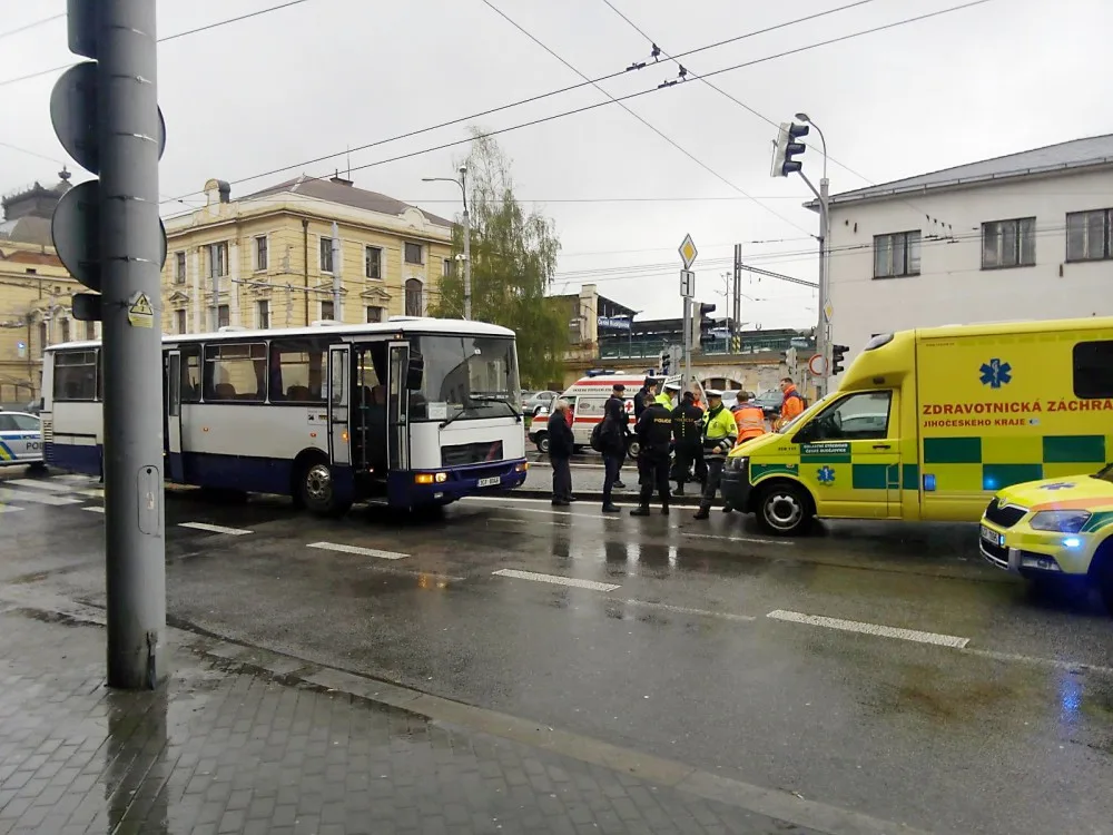 Dopravní nehoda u Dopravně obchodního centra Mercury v Českých Budějovicích.