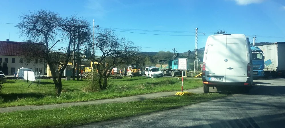 Železniční přejezd v Kaplici Nádraží byl déle než týden kvůli opravě uzavřený.